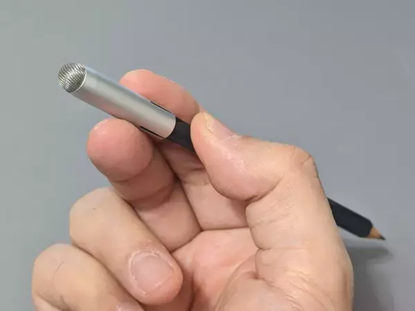 「鉛筆がスタイラスに早変わり。全長4cmで携帯もラクラク、エレコム「キャップ型タッチペン」」の画像
