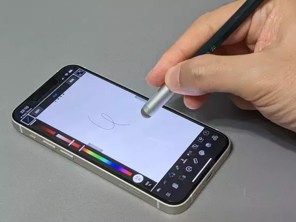 「鉛筆がスタイラスに早変わり。全長4cmで携帯もラクラク、エレコム「キャップ型タッチペン」」の画像