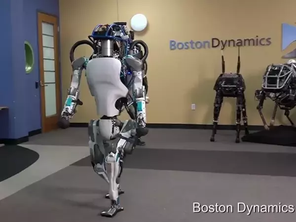 「雪道を歩く」「ドアを開けて出て行く」、2足歩行ロボ「Atlas」の進化が凄まじい