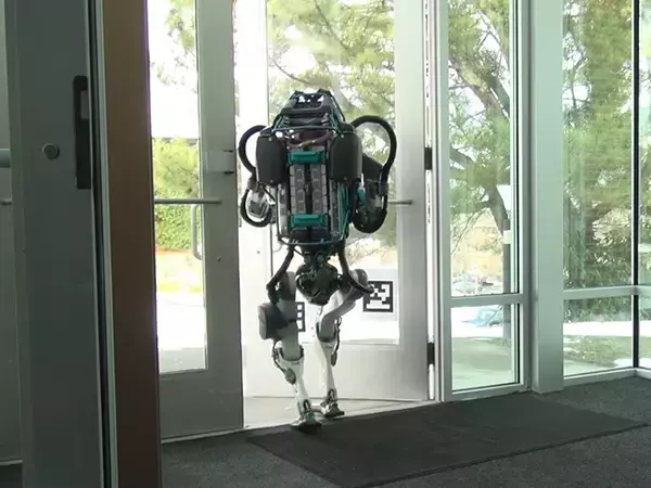 「「雪道を歩く」「ドアを開けて出て行く」、2足歩行ロボ「Atlas」の進化が凄まじい」の画像