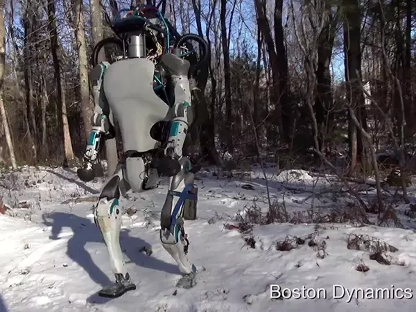 「「雪道を歩く」「ドアを開けて出て行く」、2足歩行ロボ「Atlas」の進化が凄まじい」の画像
