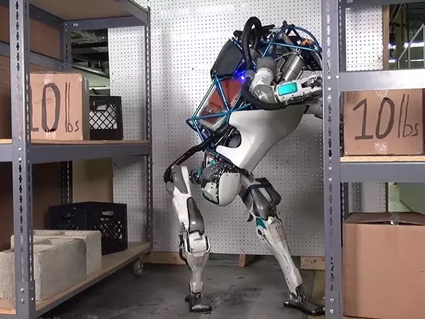 「「雪道を歩く」「ドアを開けて出て行く」、2足歩行ロボ「Atlas」の進化が凄まじい」の画像