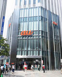 「KDDI、この秋から全国auショップで導入されるBEAMS監修の新ユニフォームを発表」の画像4