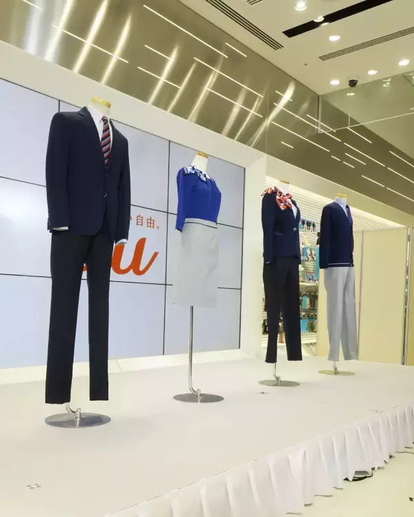 「KDDI、この秋から全国auショップで導入されるBEAMS監修の新ユニフォームを発表」の画像