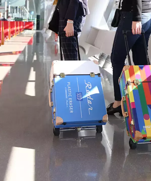 「クレアモード、クーピーなどの文具デザインの特製バッグをセットにしたコスメを発売」の画像