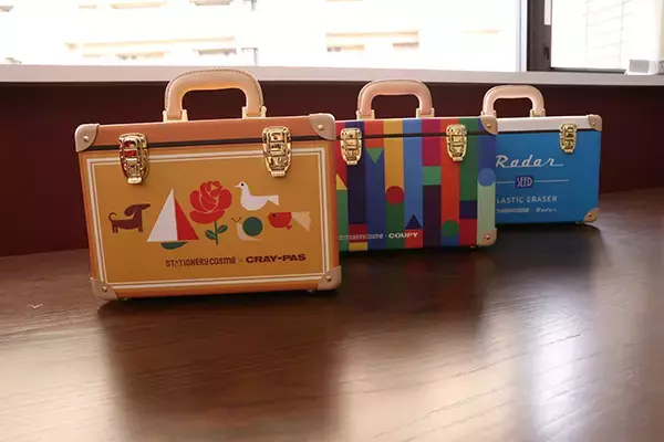 「クレアモード、クーピーなどの文具デザインの特製バッグをセットにしたコスメを発売」の画像