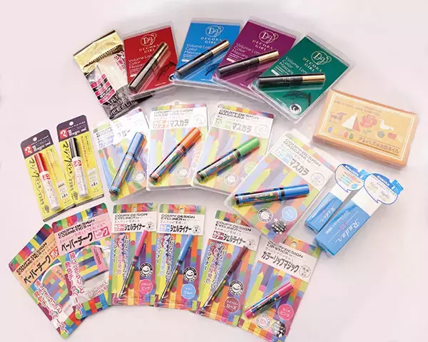 「クレアモード、クーピーなどの文具デザインの特製バッグをセットにしたコスメを発売」の画像