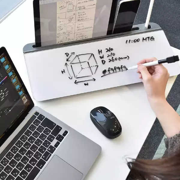 サンコー、スマホやタブレットも立てて置ける収納付きの卓上ホワイトボードを発売