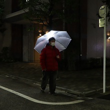 暗い夜道でも安心のLEDライトを搭載した「ポータブル街灯傘」をサンコーが発売