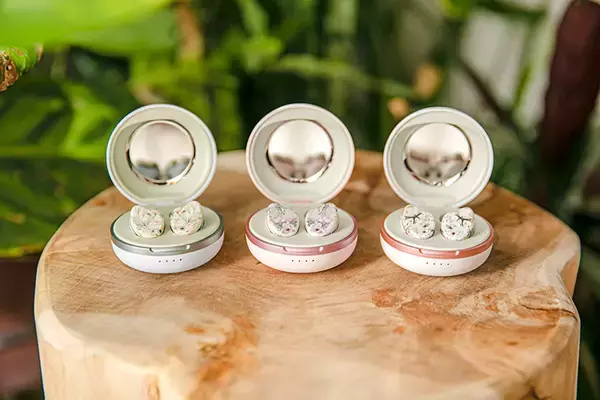 「AVIOTが女性向け完全ワイヤレスイヤホンの新モデル「TE-D01i2」を発売」の画像