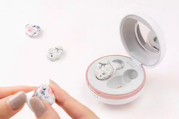 AVIOTが女性向け完全ワイヤレスイヤホンの新モデル「TE-D01i2」を発売