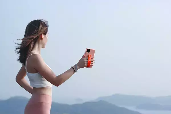 BIプロジェクト、洗濯できる布製のスマホバンド「D-Strap」を発売