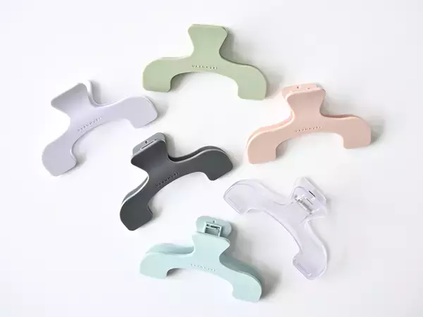 「資料を開いたまましっかりキープして作業に集中！ サンスター文具の「ウカンムリクリップ」」の画像