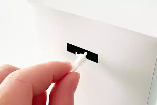 「ブラックライトで“裏”のキャプションが現れるユニークな展示会「くるくるヒーロー展」」の画像