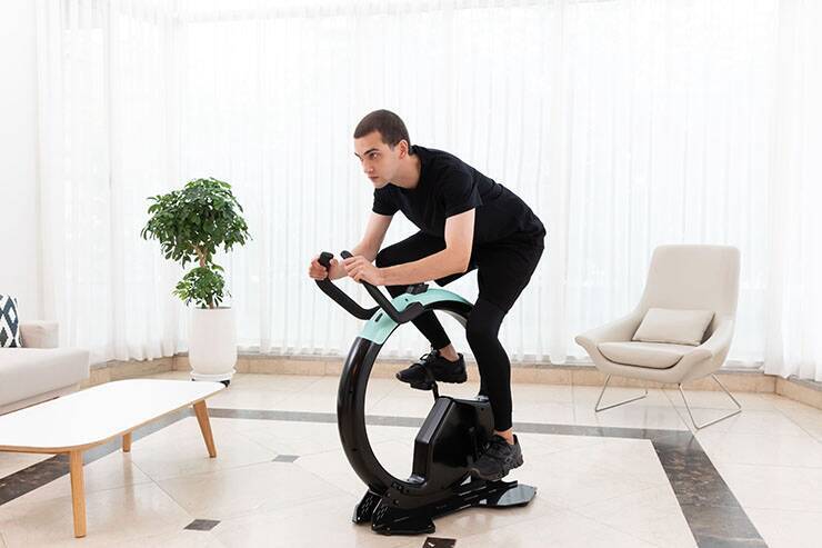 ALTYNA、スリム設計のフィットネスバイク「arcon」を発売