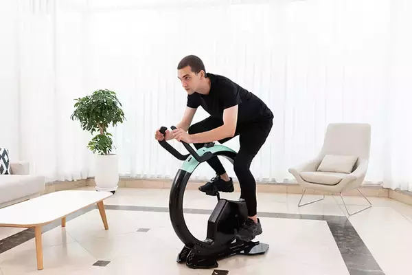 「ALTYNA、スリム設計のフィットネスバイク「arcon」を発売」の画像