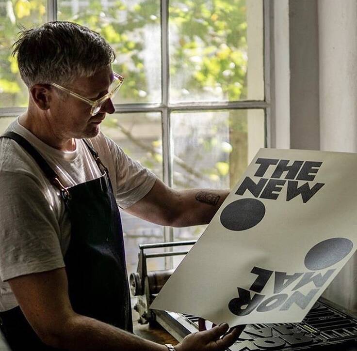 ヘミングス、ロンドンの活版印刷スタジオのタイポグラフィをプリントした「はんてん」を発売