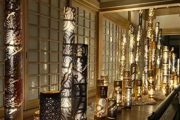 「幻想的な空間アートを文化財建築で楽しめる「和のあかり×百段階段2024 〜妖美なおとぎばなし〜」」の画像