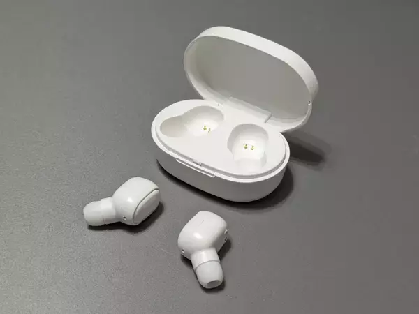 実売わずか1,100円ながらお値段以上？ 白いボディが際立つダイソーの完全ワイヤレスイヤホン「BTTWSL2」