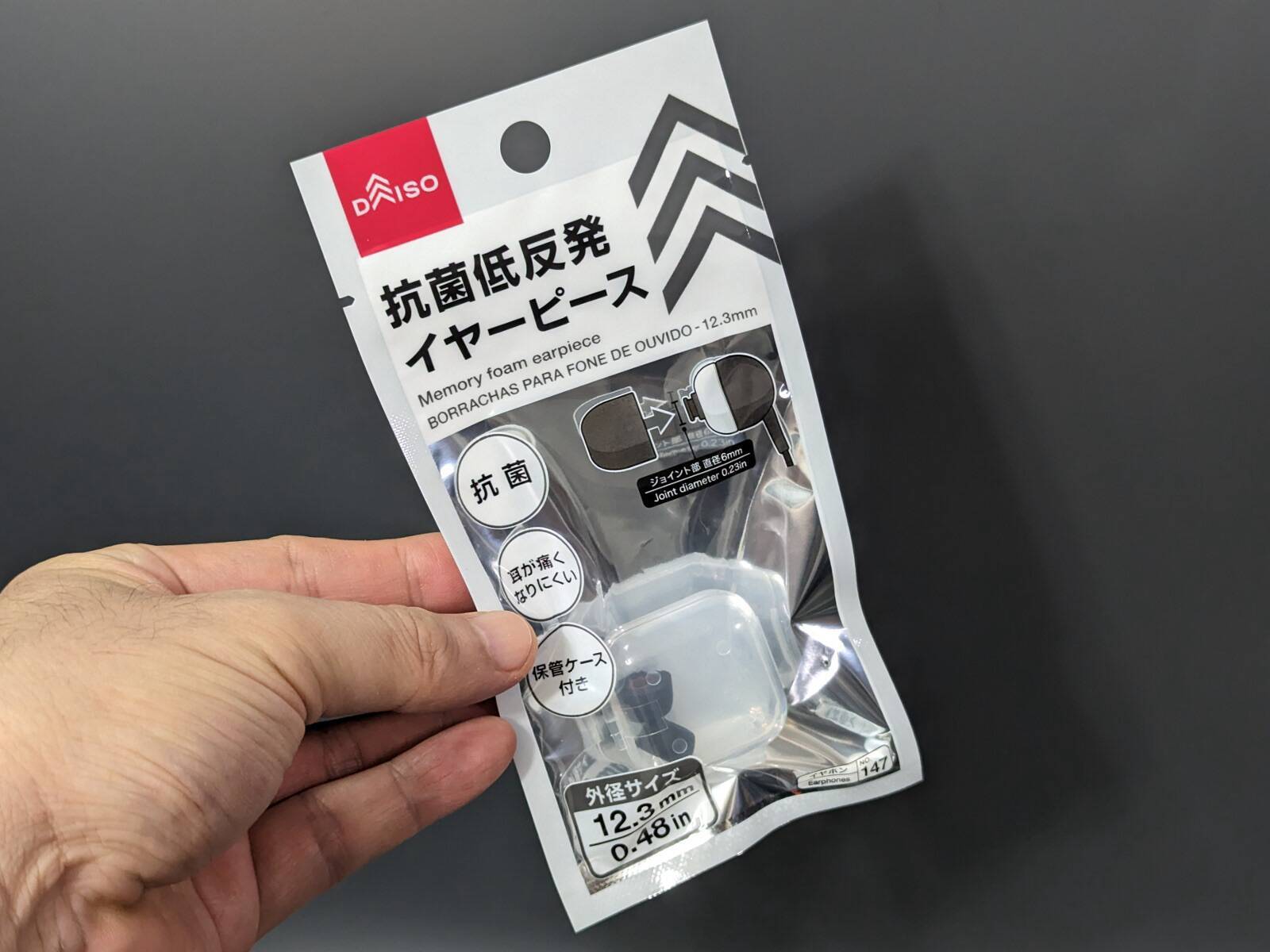 実売わずか1,100円ながらお値段以上？ 白いボディが際立つダイソーの完全ワイヤレスイヤホン「BTTWSL2」