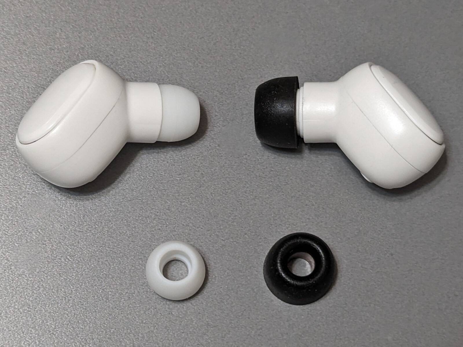 実売わずか1,100円ながらお値段以上？ 白いボディが際立つダイソーの完全ワイヤレスイヤホン「BTTWSL2」