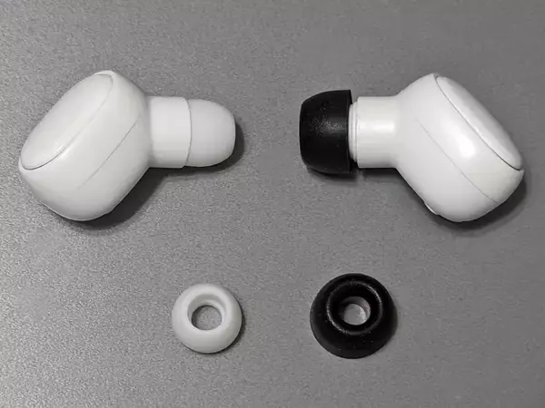 「実売わずか1,100円ながらお値段以上？ 白いボディが際立つダイソーの完全ワイヤレスイヤホン「BTTWSL2」」の画像