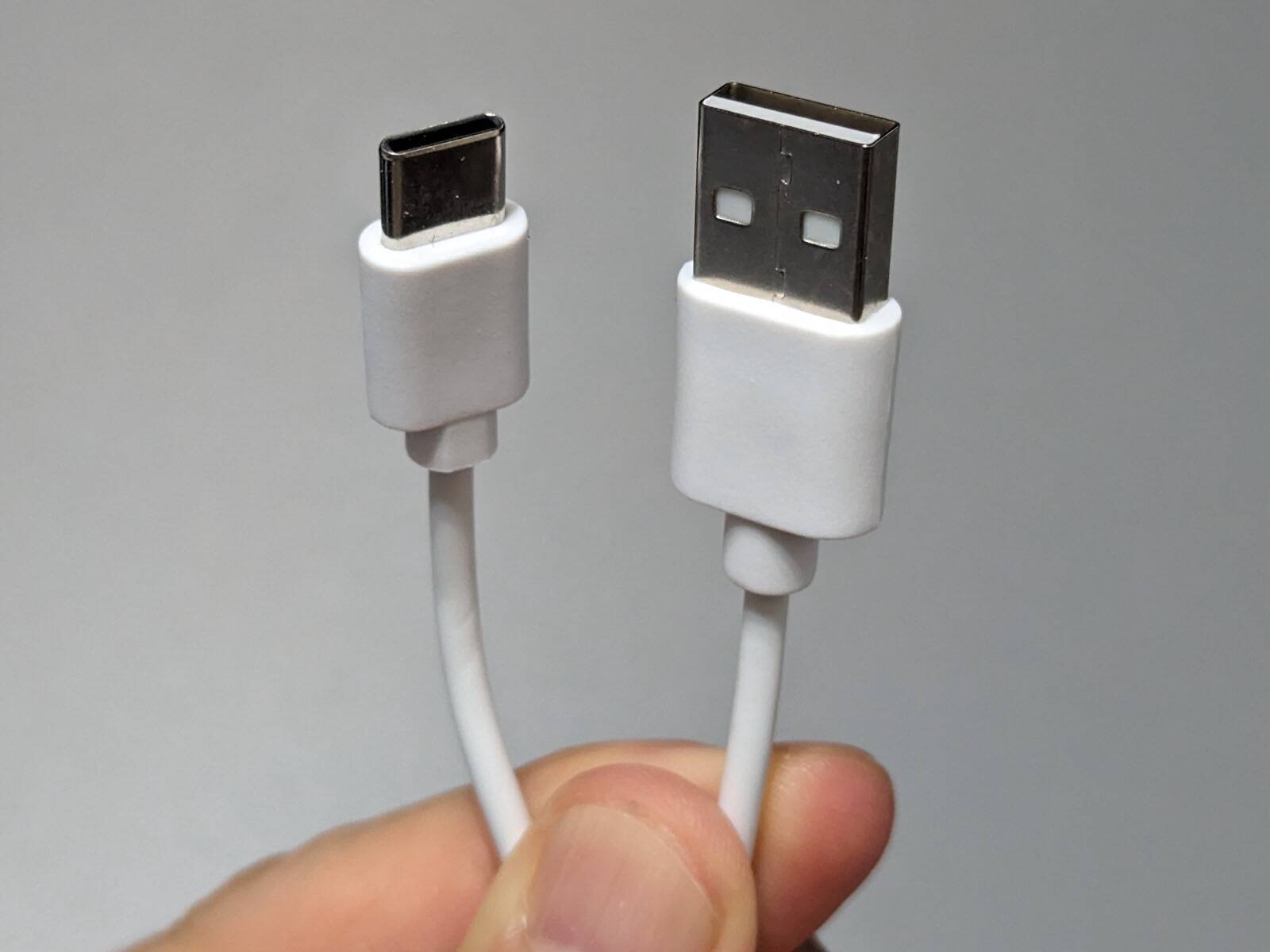 実売わずか1,100円ながらお値段以上？ 白いボディが際立つダイソーの完全ワイヤレスイヤホン「BTTWSL2」