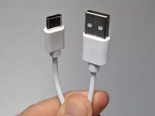 「実売わずか1,100円ながらお値段以上？ 白いボディが際立つダイソーの完全ワイヤレスイヤホン「BTTWSL2」」の画像