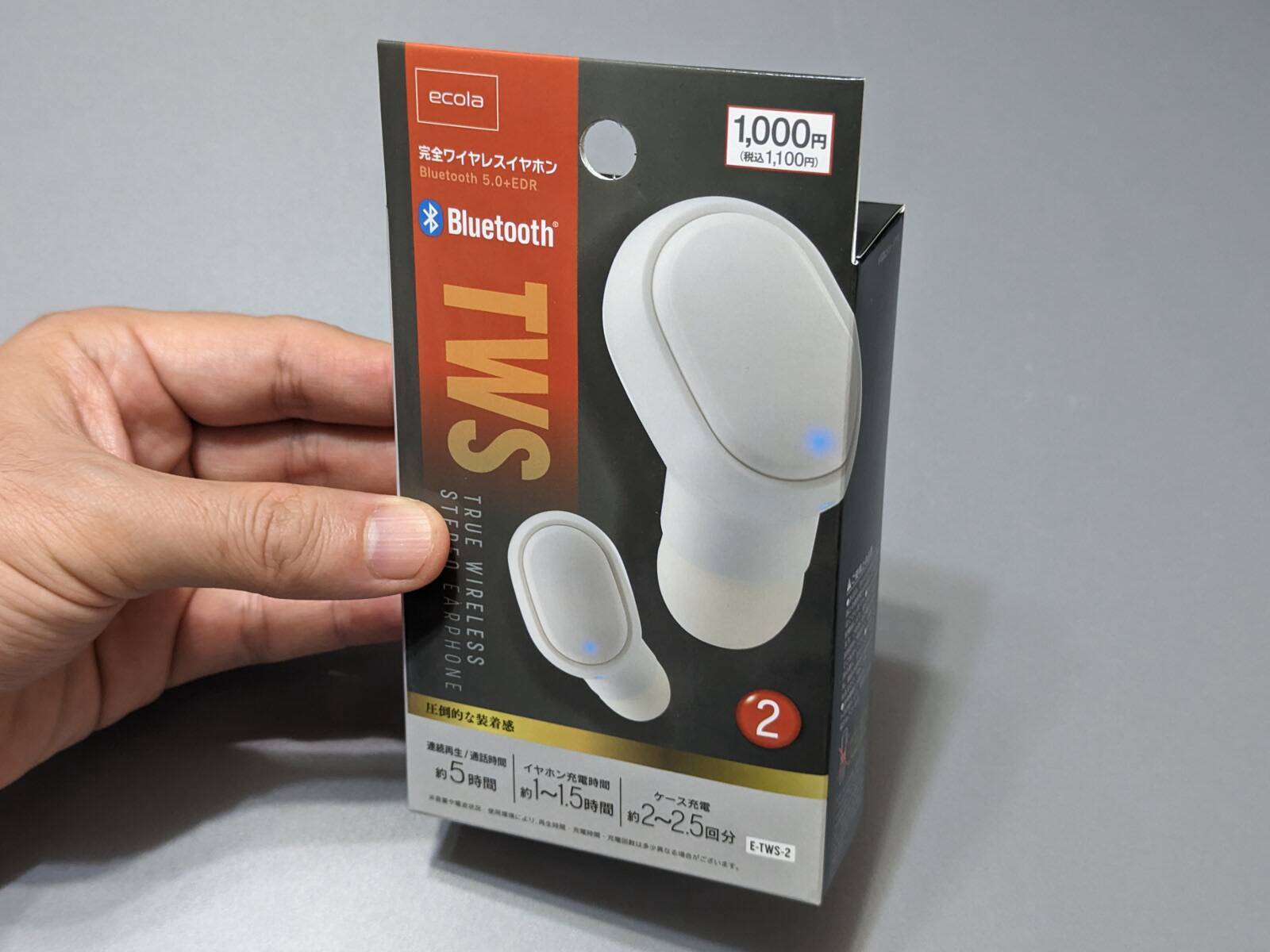 実売わずか1,100円ながらお値段以上？ 白いボディが際立つダイソーの完全ワイヤレスイヤホン「BTTWSL2」