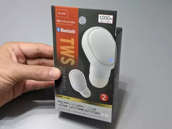 「実売わずか1,100円ながらお値段以上？ 白いボディが際立つダイソーの完全ワイヤレスイヤホン「BTTWSL2」」の画像