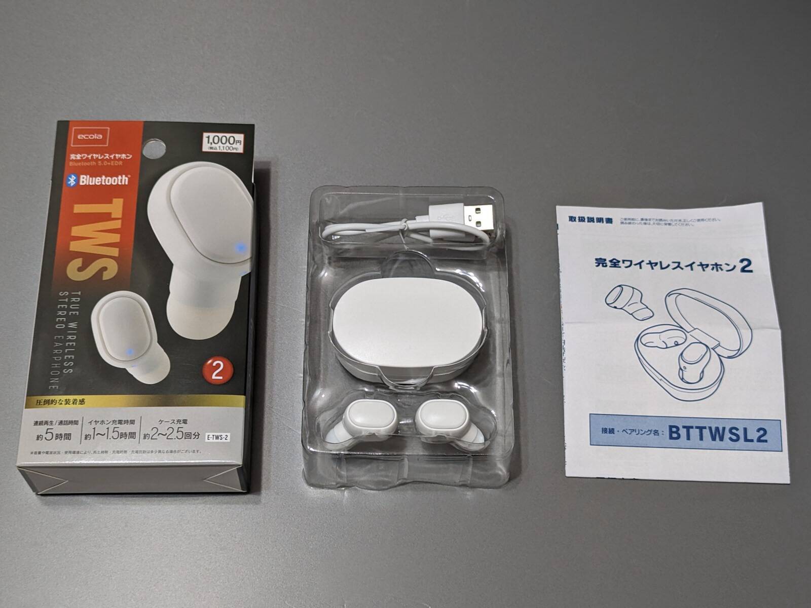実売わずか1,100円ながらお値段以上？ 白いボディが際立つダイソーの完全ワイヤレスイヤホン「BTTWSL2」