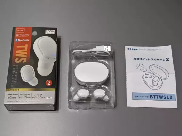 「実売わずか1,100円ながらお値段以上？ 白いボディが際立つダイソーの完全ワイヤレスイヤホン「BTTWSL2」」の画像