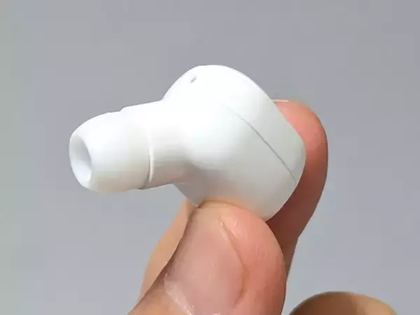 「実売わずか1,100円ながらお値段以上？ 白いボディが際立つダイソーの完全ワイヤレスイヤホン「BTTWSL2」」の画像