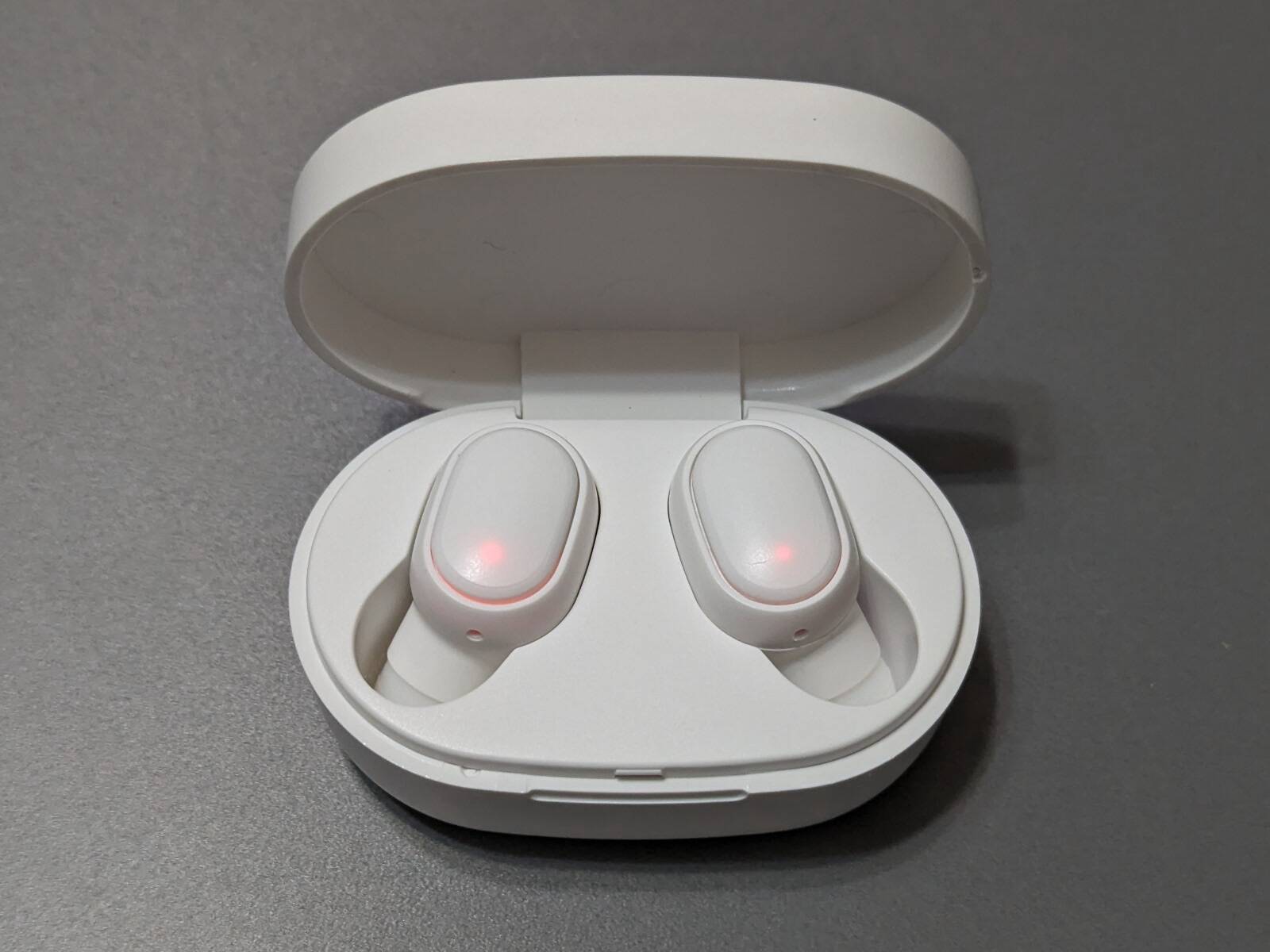 実売わずか1,100円ながらお値段以上？ 白いボディが際立つダイソーの完全ワイヤレスイヤホン「BTTWSL2」