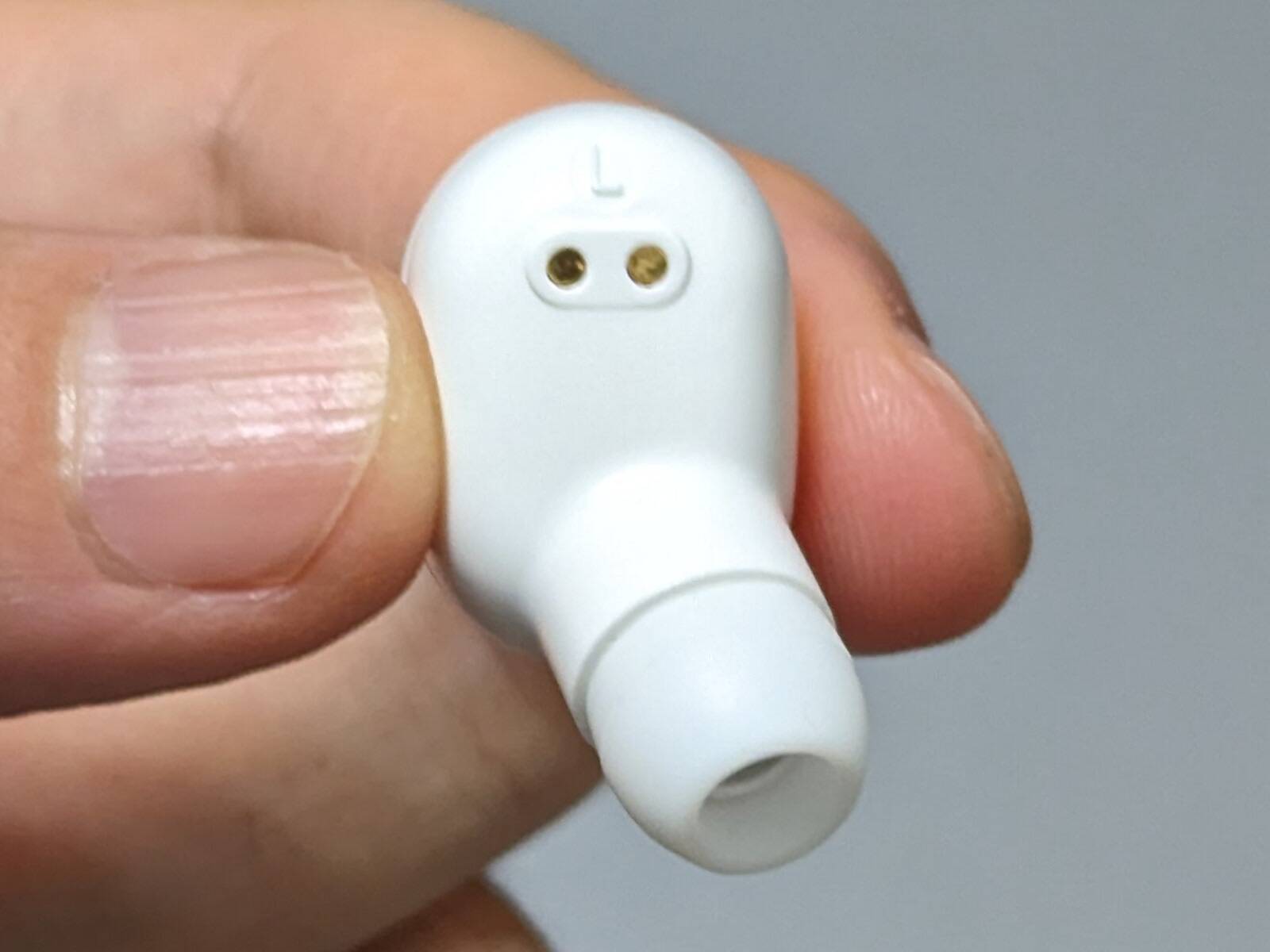 実売わずか1,100円ながらお値段以上？ 白いボディが際立つダイソーの完全ワイヤレスイヤホン「BTTWSL2」