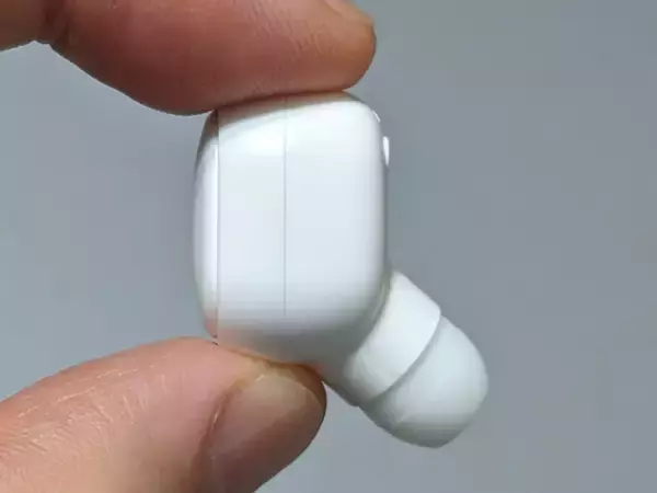 「実売わずか1,100円ながらお値段以上？ 白いボディが際立つダイソーの完全ワイヤレスイヤホン「BTTWSL2」」の画像