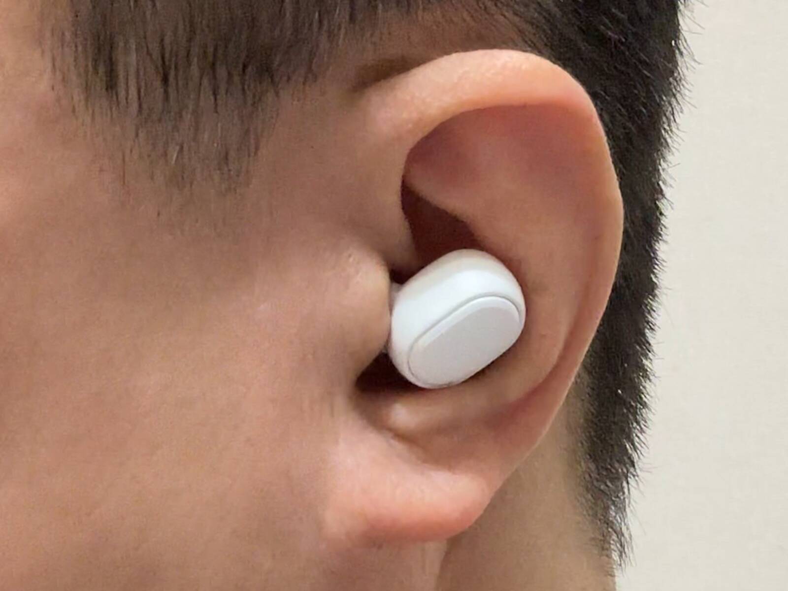 実売わずか1,100円ながらお値段以上？ 白いボディが際立つダイソーの完全ワイヤレスイヤホン「BTTWSL2」