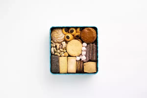 「【クッキー缶図鑑vol.34】幻想的な世界観のパッケージが美しい、パティスリーGIN NO MORI「プティボワ」」の画像