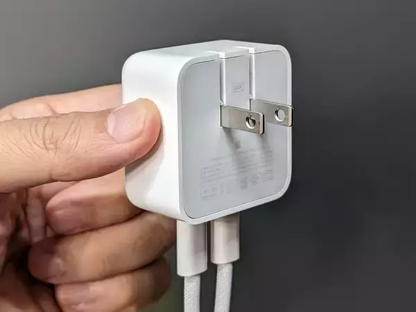 「Apple純正、2ポートUSB-C充電器​​「デュアルUSB-Cポート搭載35Wコンパクト電源アダプタ」」の画像