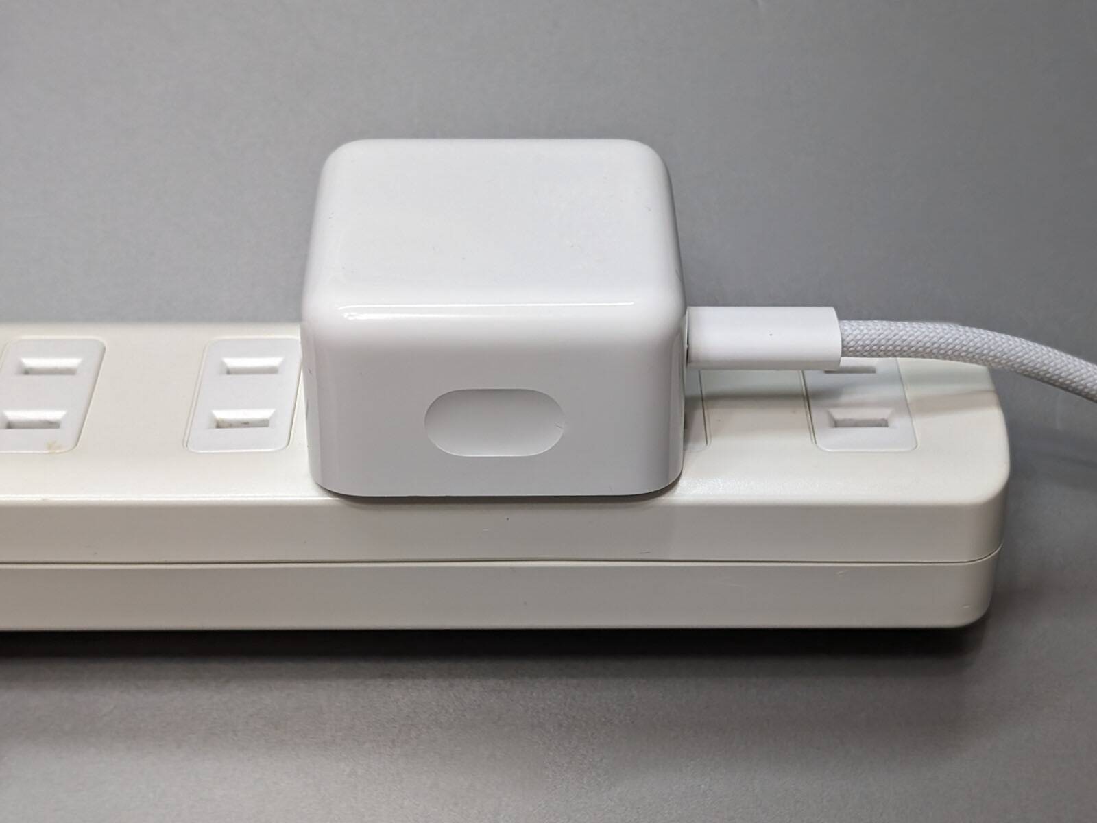 Apple純正、2ポートUSB-C充電器​​「デュアルUSB-Cポート搭載35Wコンパクト電源アダプタ」