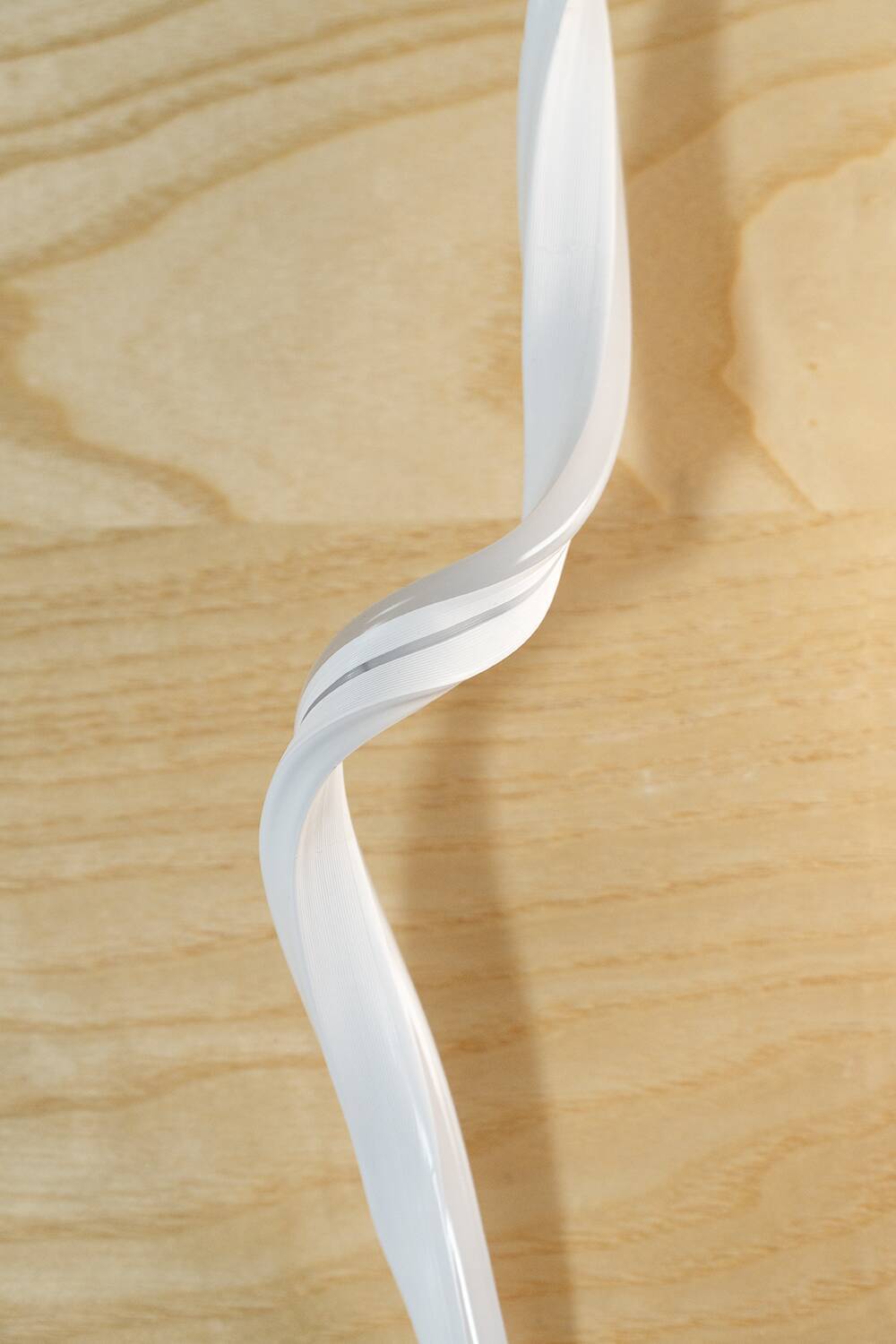 手で曲げるだけで思いのままの形になる「SwitchBot RGBICワイヤーネオンライト」