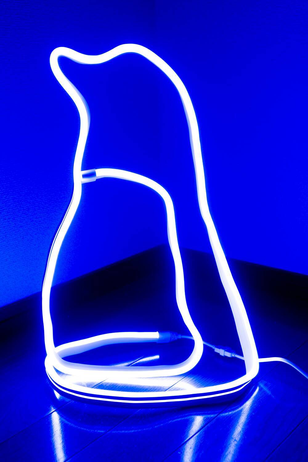 手で曲げるだけで思いのままの形になる「SwitchBot RGBICワイヤーネオンライト」