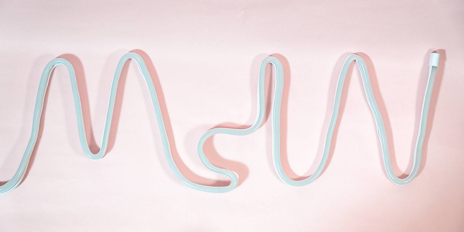 手で曲げるだけで思いのままの形になる「SwitchBot RGBICワイヤーネオンライト」