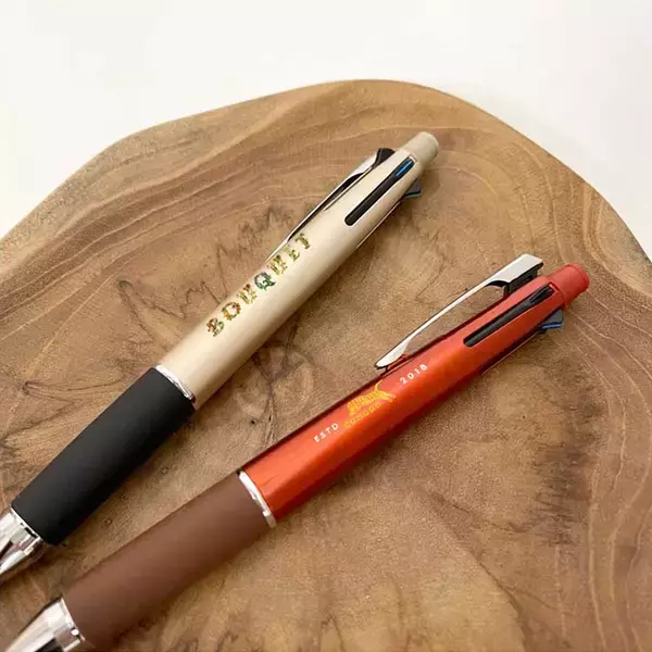 オリジナルグッズ作成サービス「ME-Q」で三菱鉛筆製ボールペンのプリントサービスが開始