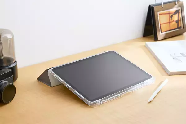 「エレコム、折り紙のように自由に畳める多機能スタンド付きのiPadケース「ORIGAMIX」」の画像