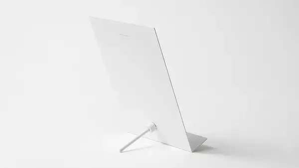 「ミニマルデザインの鉄製ペーパースタンド、A4コピー用紙を効率的に収納できる｢UPRIGHT｣の新色登場」の画像