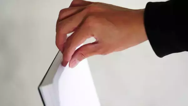 「ミニマルデザインの鉄製ペーパースタンド、A4コピー用紙を効率的に収納できる｢UPRIGHT｣の新色登場」の画像