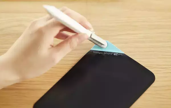 「電子メモパッドなのに付箋のような柔らかさ！ キングジムの斬新な「ブギーボード ペーパリー」」の画像