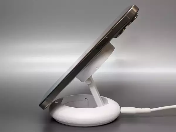 「iPhoneのスタンバイも快適。最大15W充電に対応したMagSafe認証ワイヤレス充電器「JUPW1107NP」」の画像