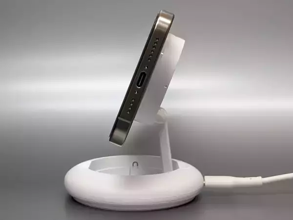 「iPhoneのスタンバイも快適。最大15W充電に対応したMagSafe認証ワイヤレス充電器「JUPW1107NP」」の画像